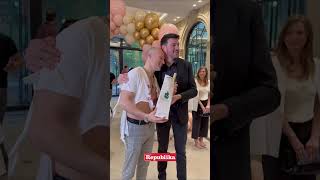 Sofra za rođenje ćerke dobio na poklon rakiju Halida Bešlića! Muzičar na ivici suza