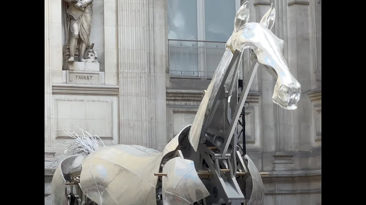 Zeus, le cheval métallique de la cérémonie d'ouverture des JO exposé à la mairie de Paris