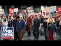 Download Lagu Anti-ICE protesters RAGE in Chicago: 'Contentious stupidity!'
