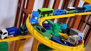 トミカ☆はたらくくるまのミニカーをコンボイから出して坂道を走る走る！坂道走行試験♪ Working Car Toy Cars Tomica Drive A Steep Hill!! Drive Tes