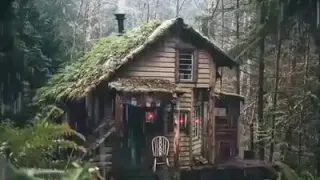 صوت المطر مع بيت خشبي وموسيقي حالمه تبعث علي هدوء النفس والأسترخاء 