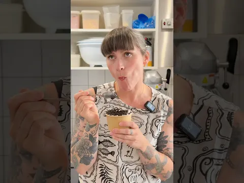 One thing about me, I LOVE Cookies & Cream ANYTHING!! Especially cake pots 😏