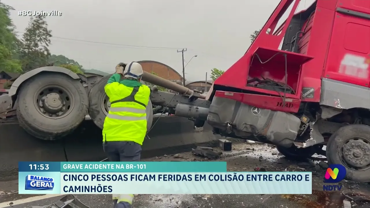 Grave acidente na BR 101: cinco pessoas ficam feridas em colisão entre carro e caminhões