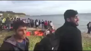 مؤثر جدا موال حزين على شواطئ اليونان من حنجرة شاب سوري  يا بحر عطفك علينا  دندنها