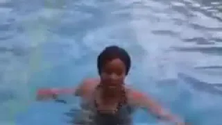 kalli yadda wani saurayi yayiwa wata yarinya a swimming pool