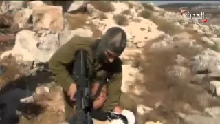 جندي إسرائيلي يعتدي على طفل مكسور اليد لاعتقاله  جندي إسرائيلي يعتدي على طفل مكسور اليد لاعتقاله