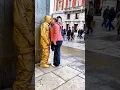 Download Lagu Ik kon de verleiding niet weerstaan om haar te kussen.