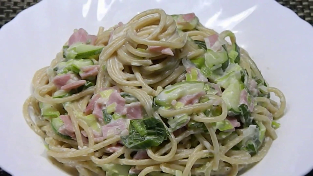 
          
          
          
            
            Vollkornspaghetti mit Schinken-Sahne-Soße
          
        . 