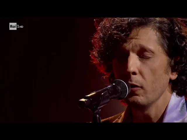 Sanremo 2026 - Ermal Meta accompagnato al pianoforte da Dardust canta Golden Hour