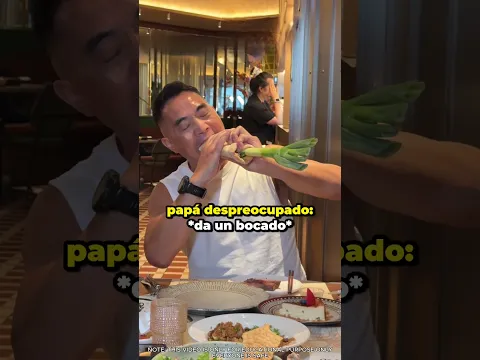 Esta familia estaba cenando cuando alguien les llamó la atención 😳🍽️