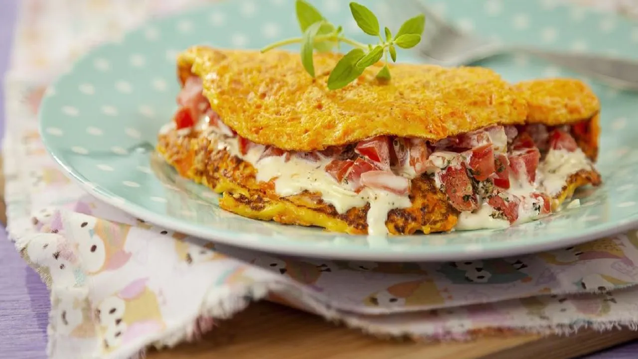 CREPIOCA DE CENOURA COM RECHEIO DE TOMATE E REQUEIJÃO