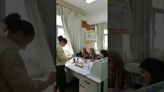 الطالبه ميرنا 1 4 الكشف عن سكر الجلوكوز 