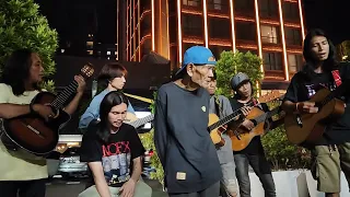 Download Wouw Pengamen Legendaris 91 thn bersuara emas Mbah Ebes Medley Sepanjang Jalan Kenangan dan Tolong MP3