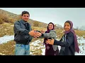 Lagu After years away, a young engineer returns to his mother and a nomadic girl.