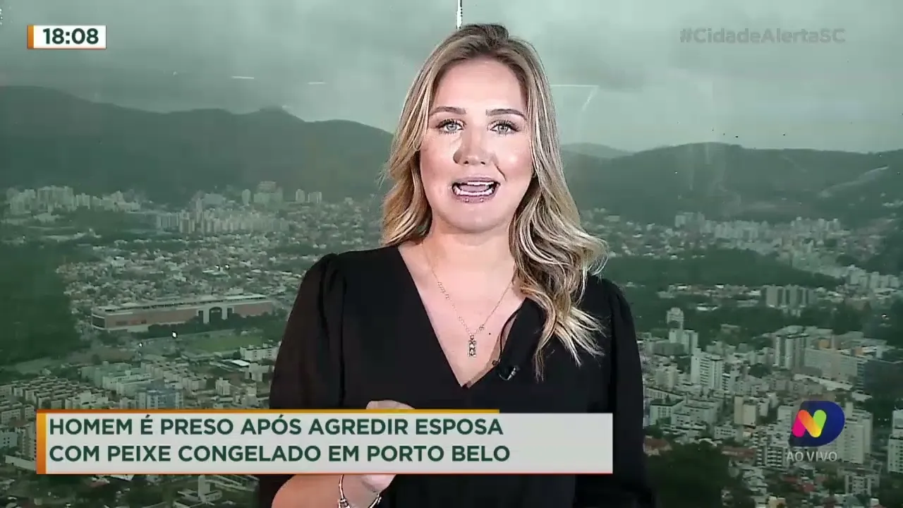 Homem é preso após agredir esposa com peixe congelado em Porto Belo