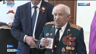 В Омске вручали юбилейные медали в честь 75-й годовщины Победы в Великой Отечественной войне