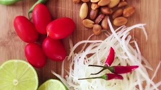 ส้มตำมีส่วนประกอบจากทวีปใดบ้าง  และทำไมจึงถือว่าเป็นอาหารที่สะท้อนวัฒนธรรมร่วมสมัย?