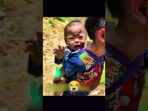 Inundaciones en Nepal: ¡Un niño lleva a su hermanita a un lugar seguro!