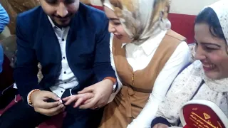 تعالو شوفو العريس وهو بيلبس العروسة  دبل الخطوبة حصل أية هههههه   دندنها