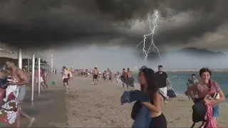 عاصفة الغضب نزلت على شاطئ العراة في برشلونة وهروبهم في حالة رعب وصراخ ريح حمراءحولت النهار الى ليل 