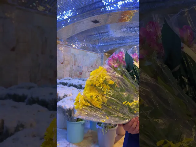 ⁣وردُ الغديرِ وعطرُهُ وشذاهُ   ملأَ القلوبَ مُبايعًا مولاهُ