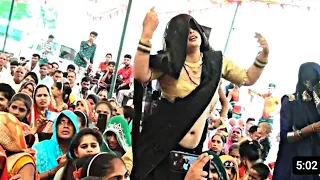 काली साड़ी पहन दईया नजर लगी 