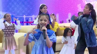 استعراض نشيد طبع الحياة من بيت الزهور دندنها