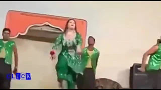 pakistani actress ki shalwar live show mein utar gai