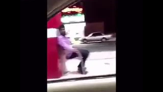 الخال يجلط الهندي عامل محطة البنزين هههههههههههه 