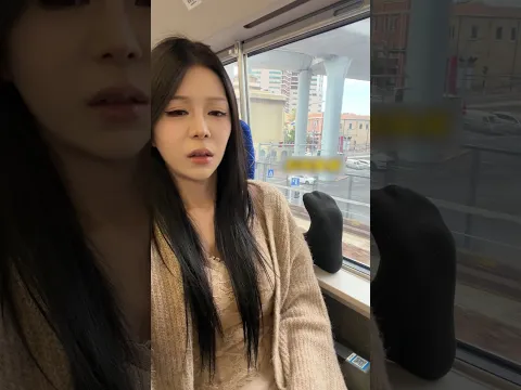 A Stinky Foot Appeared at Her Window… Then This Happened! 😂🦶