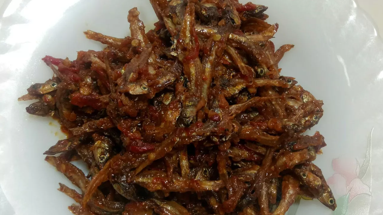 Sambal merupakan salah satu jenis pelengkap makanan yang menjadi favorit mayoritas warga Indonesia. . 