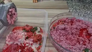 لحمة مفرومة من كراتين البيض غش اللحمة المفرومة في رغيف الحواوشي 