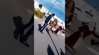 جزائرية تتعرى وسط الشارع 