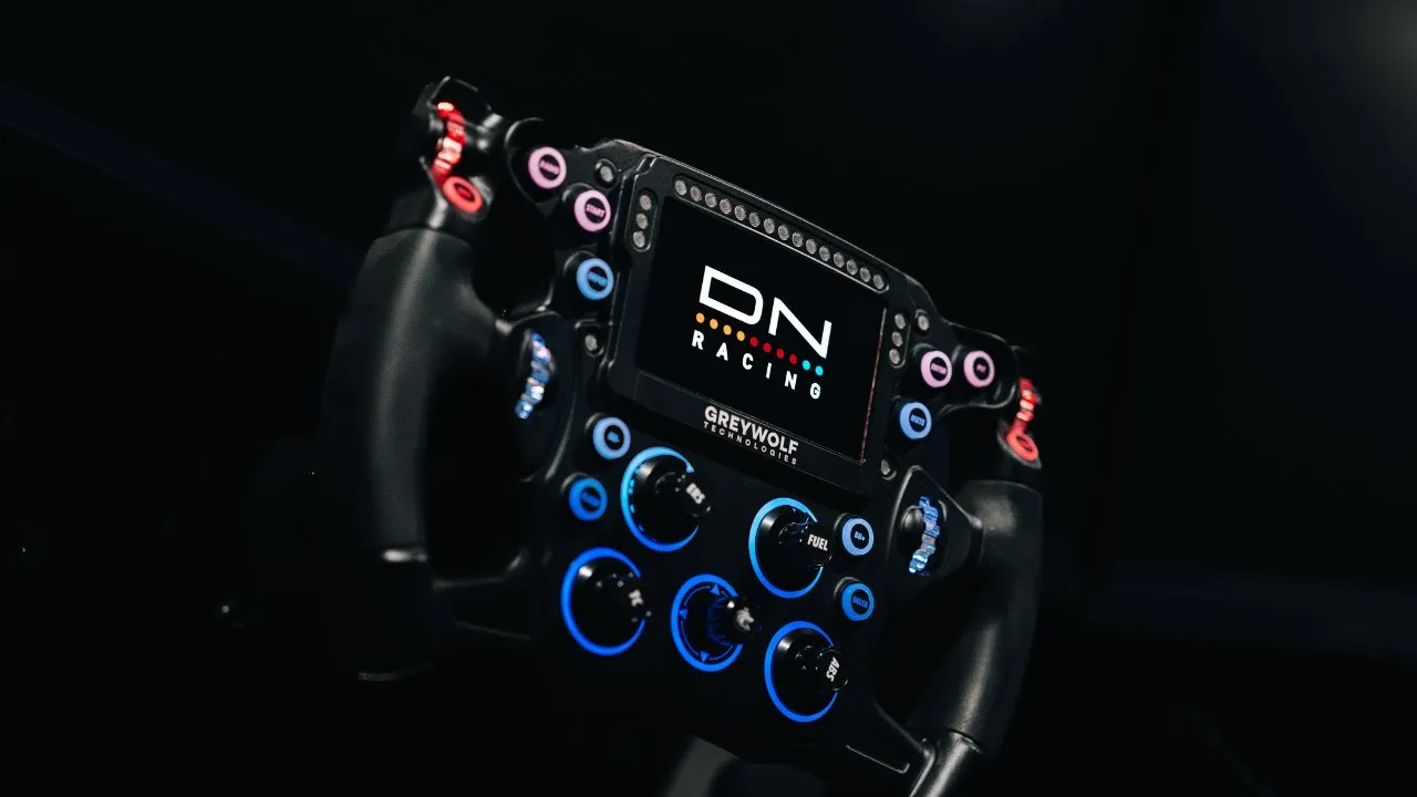 📏 Compact mais Redoutable : Le Setup Sim Racing de Daniel Newman ! 🎯