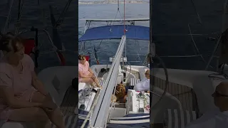 Toujours faire attention quand on passe un endroit étroit en bateau ⛵💙