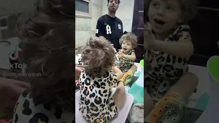 رحيم عصام صاصا وهو بيعمل استشوار 