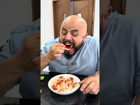 Disfrutando los cueritos de puerco con salsa