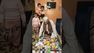 بيلم بواقي الاكل عشان يأكل هو واخواته 