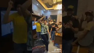 امين خطاب في الاستوديو من بعيد سامع سرينه دندنها