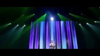 عمار العزكي يبدع باغنية واقف على بابكم دندنها