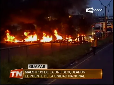 Maestros de la UNE bloquearon el puente de la Unidad Nacional