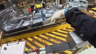 A true record of a Chinese auto worker's half-hour work, using hammer and chisel to build a car