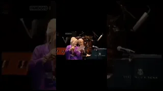 فکر کنم این کنسرت تازه باشه امل ساین با آقای استاد انوشیروان روحانی هم اه با پسرش رضا روحانی 