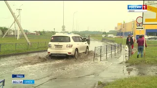 В Омске устраняют последствия непогоды