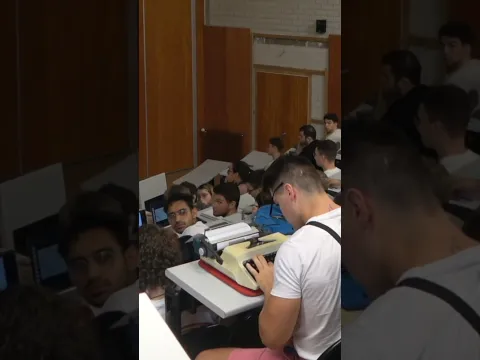 Máquina de Escribir en Clase! 📚  Didac Ribot #short