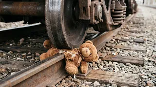 π Train Crushes Winnie the Pooh π§Έπ₯ | Teddy Bear Crushing Experiment | Satisfying Slow Motion