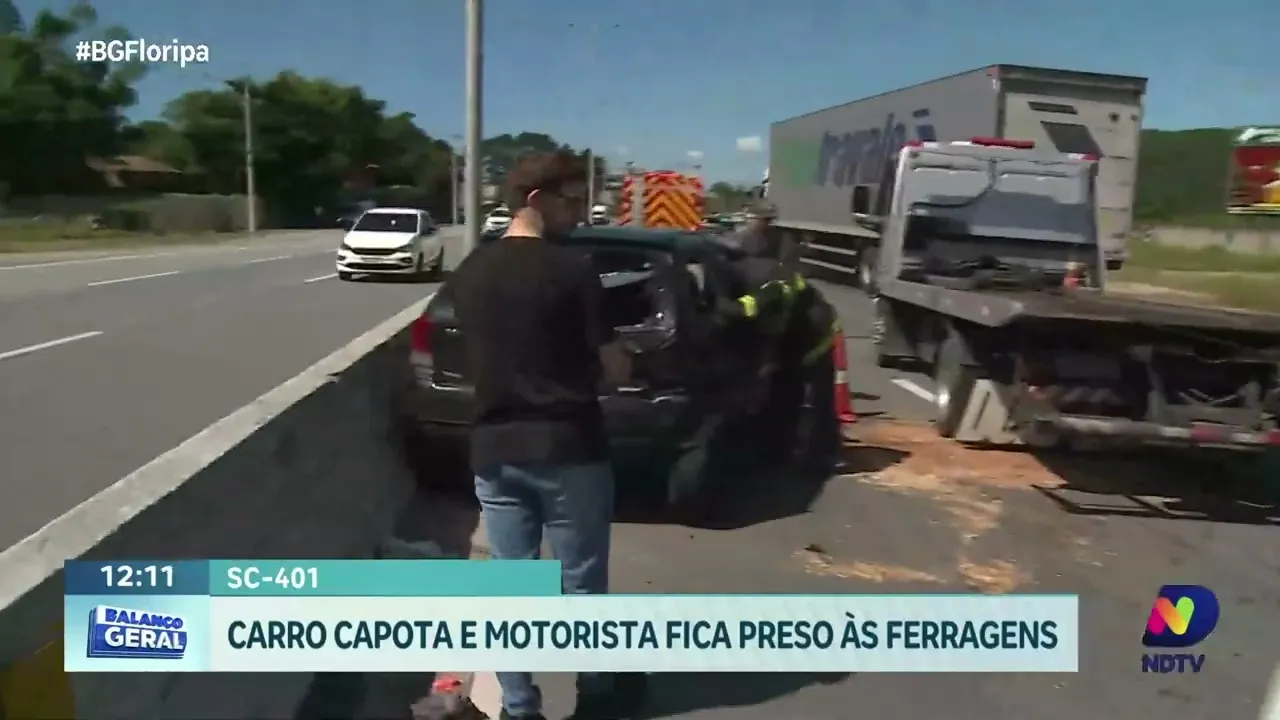 Acidente com três carros na SC-401 deixa motorista preso e provoca engarrafamento