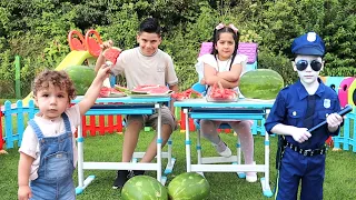 غزل وتيم يتعلمون بيع البطيخ والفواكه !!! مضحك مع شرطة الاطفال