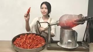 e19 cooking crayfish with popcorn popper boom sichuan style crayfish at your service ms yeah