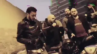 Wegz لابس كمامه 